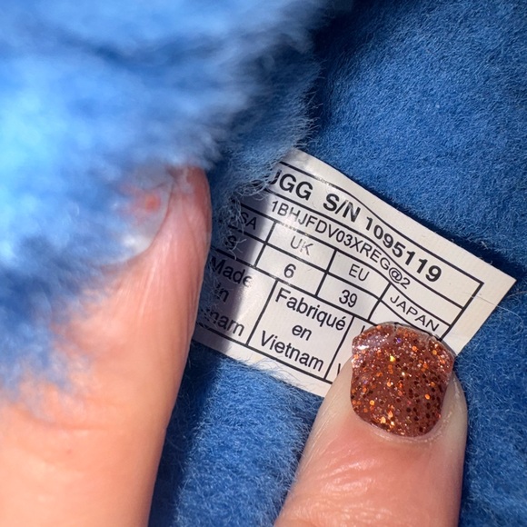 Blue ugg slippers - Picture 6 of 6
